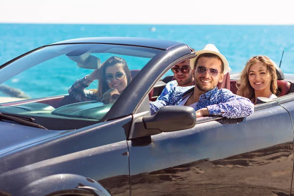 Sunset bulvarında sürüş kaldırdı elleriyle Cabriolet mutlu genç arkadaş grubu