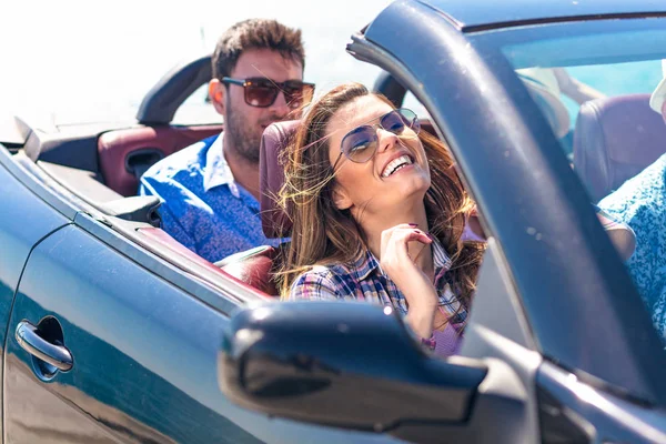 Sunset bulvarında sürüş kaldırdı elleriyle Cabriolet mutlu genç arkadaş grubu