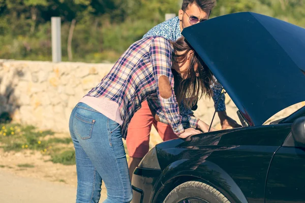 boş zaman, yolculuk, seyahat ve insanlar kavramı - mutlu arkadaşlar kırık cabriolet araba ülke yol boyunca bastırıyor