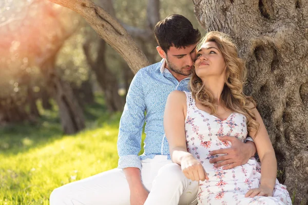 büyük ağacın altında mutlu çift