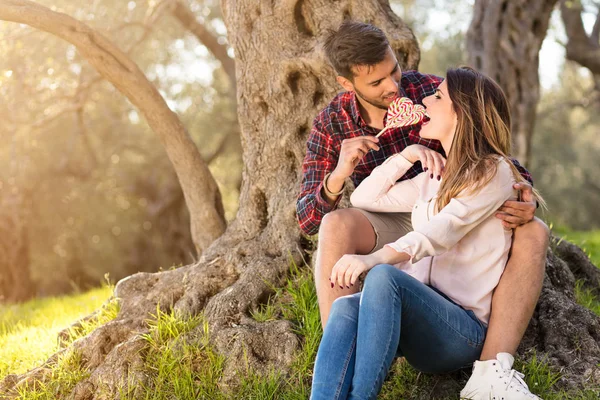 büyük ağacın altında mutlu çift