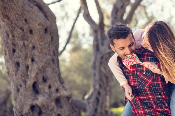 Hombre dando cerdito de nuevo a la novia — Foto de Stock