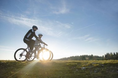 bisikletçiler çayır üzerinde birkaç 