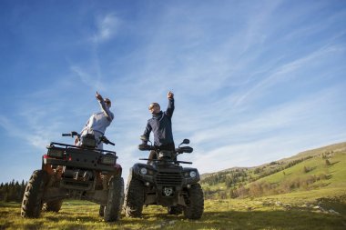 Genç çift quadbikes üzerinde