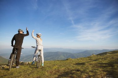 Çift tepe üzerinde bisiklet