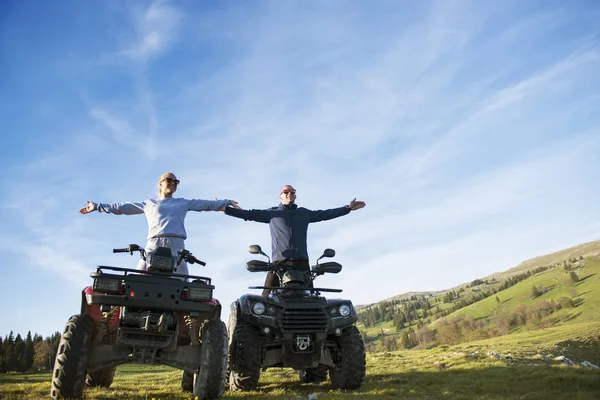 Genç çift quadbikes üzerinde