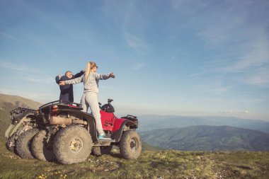 Çift izlerken günbatımı