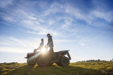Çift izlerken günbatımı