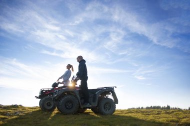 Çift izlerken günbatımı 