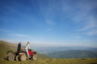 Çift izlerken günbatımı 