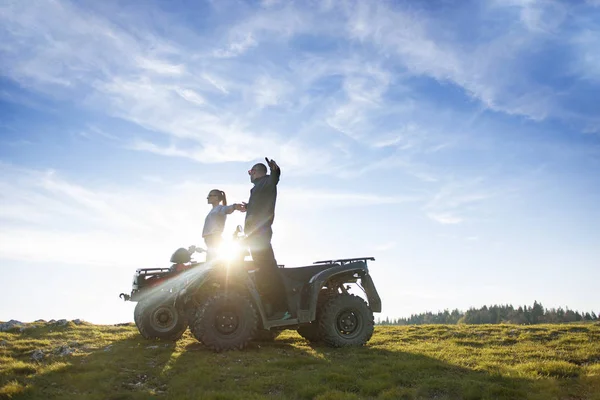 Çift izlerken günbatımı