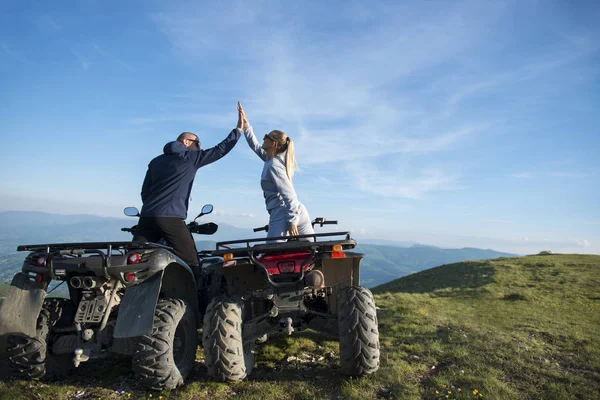 mutlu çift quadbikes üzerinde