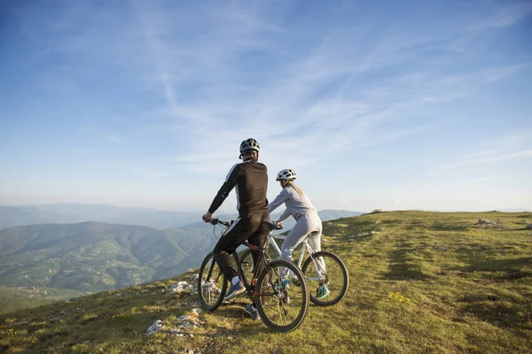 Çift tepe üzerinde bisiklet