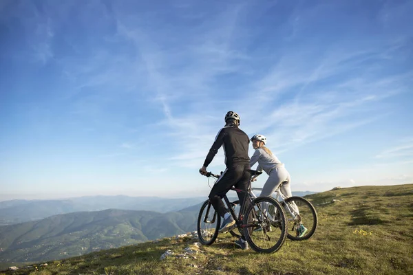 Couple de cyclistes sur la colline — Photo