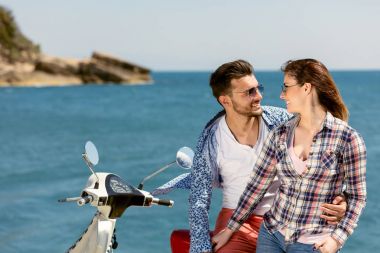 Çift motorlu scooter birbirine bakarak otururken