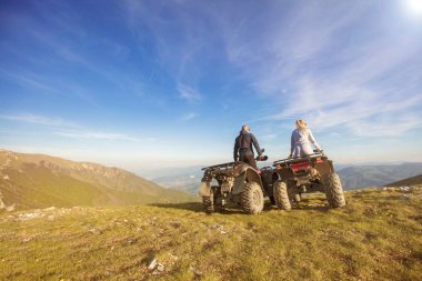 Atv yakınındaki genç çiftinin arka görüş. Adam bir şeyler kız arkadaşı uzaklığını gösteriyor.