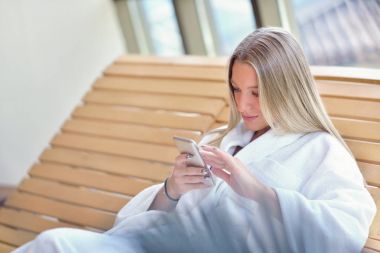 kaplıcada çay içme kadın yatay görüntüle