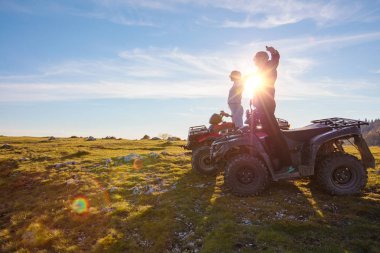 Atv yakınındaki genç çiftinin arka görüş. Adam bir şeyler kız arkadaşı uzaklığını gösteriyor.