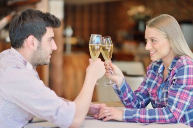 Mutlu aşıklar yıldönümünü kutluyor