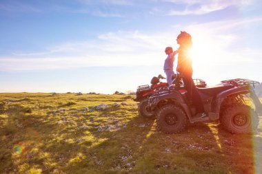 Atv yakınındaki genç çiftinin arka görüş. Adam bir şeyler kız arkadaşı uzaklığını gösteriyor.