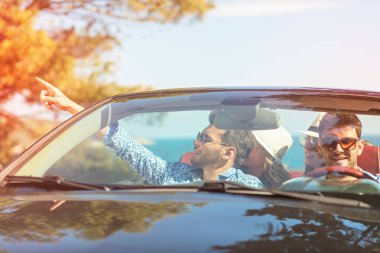 güzel parti arkadaş kız mutlu plaj arabayla dans