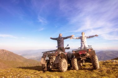 Atv yakınındaki genç çiftinin arka görüş. Adam bir şeyler kız arkadaşı uzaklığını gösteriyor.