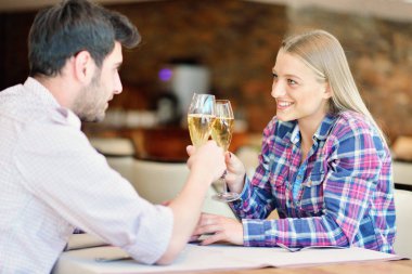 Mutlu aşıklar yıldönümünü kutluyor