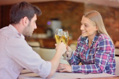 Mutlu aşıklar yıldönümünü kutluyor