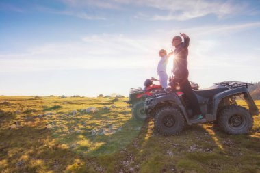 Atv yakınındaki genç çiftinin arka görüş. Adam bir şeyler kız arkadaşı uzaklığını gösteriyor.