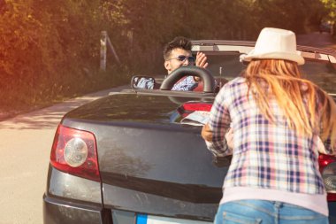 boş zaman, yolculuk, seyahat ve insanlar kavramı - mutlu arkadaşlar kırık cabriolet araba ülke yol boyunca bastırıyor