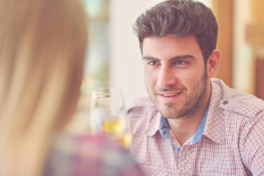 Mutlu aşıklar yıldönümünü kutluyor