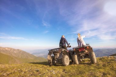 Atv yakınındaki genç çiftinin arka görüş. Adam bir şeyler kız arkadaşı uzaklığını gösteriyor.