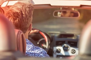 Açık Top Car 'la Country Road boyunca araba süren genç çift.