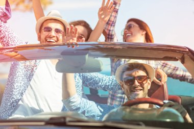 güzel parti arkadaş kız mutlu plaj arabayla dans