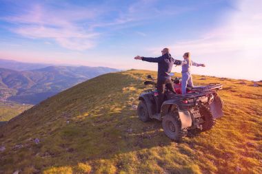 Atv yakınındaki genç çiftinin arka görüş. Adam bir şeyler kız arkadaşı uzaklığını gösteriyor.