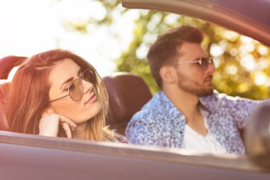 Açık Top Car 'la Country Road boyunca araba süren genç çift.