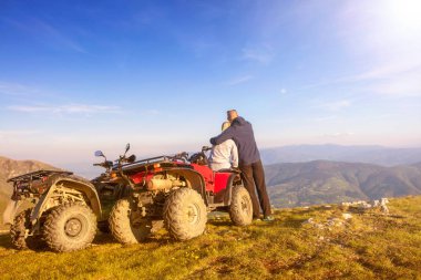 Atv yakınındaki genç çiftinin arka görüş. Adam bir şeyler kız arkadaşı uzaklığını gösteriyor.