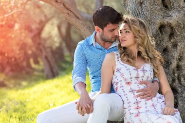 Sonbahar ormandaki bir yolda aşık güzel Çift