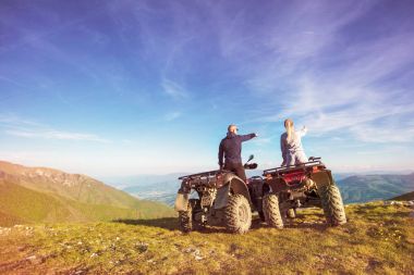 Atv yakınındaki genç çiftinin arka görüş. Adam bir şeyler kız arkadaşı uzaklığını gösteriyor.