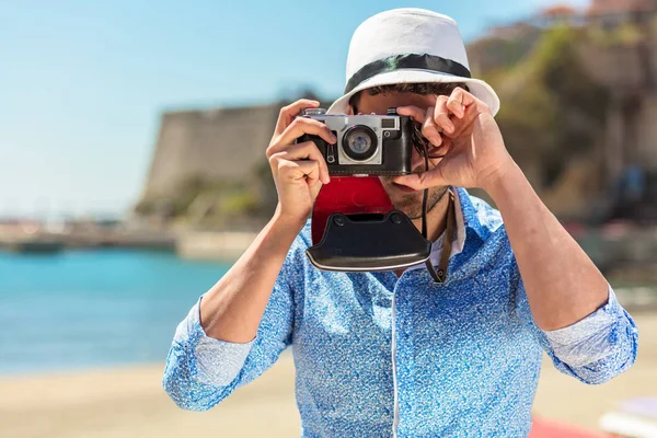 Hipster uomo fotografo scattare foto con fotocamera retrò — Foto Stock