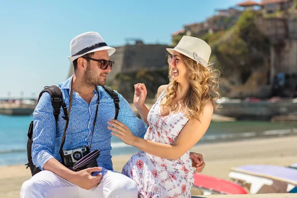 Felices turistas descansando en el doc mientras exploran la ciudad juntos . —  Fotos de Stock