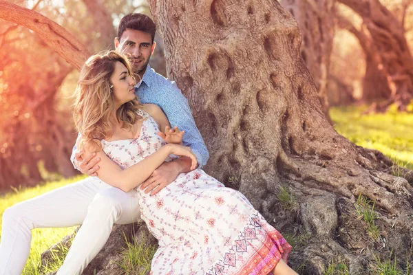 Hermosa pareja enamorada en un paseo por el bosque de otoño — Foto de Stock