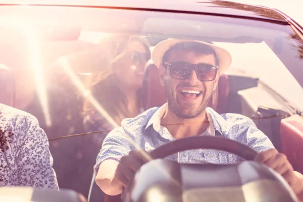 Schöne Party-Freundin Mädchen tanzen in einem Auto am Strand glücklich — Stockfoto