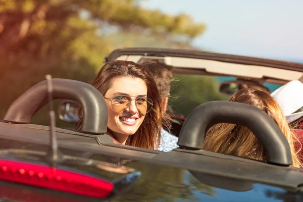 Schöne Party-Freundin Mädchen tanzen in einem Auto am Strand glücklich — Stockfoto