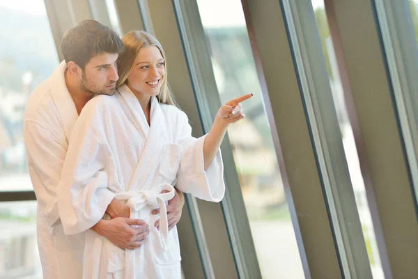 Pareja disfrutando de un fin de semana de bienestar y spa — Foto de Stock