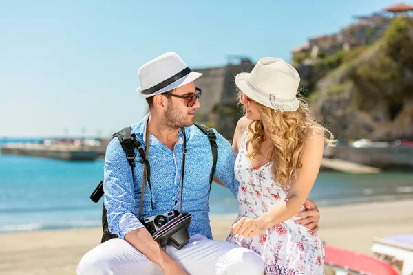 Turistas felizes descansando no doc enquanto exploram a cidade juntos . — Fotografia de Stock