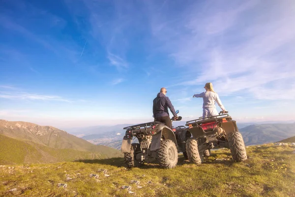 Atv yakınındaki genç çiftinin arka görüş. Adam bir şeyler kız arkadaşı uzaklığını gösteriyor.