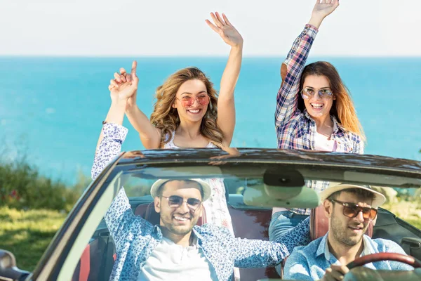 Hermosa fiesta amiga niñas bailando en un coche en la playa feliz — Foto de Stock