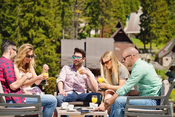 Piękne stylowe przyjaciółmi są przy użyciu cyfrowego tabletu, picia kawy i uśmiechając się podczas odpoczynku w parku — Zdjęcie stockowe