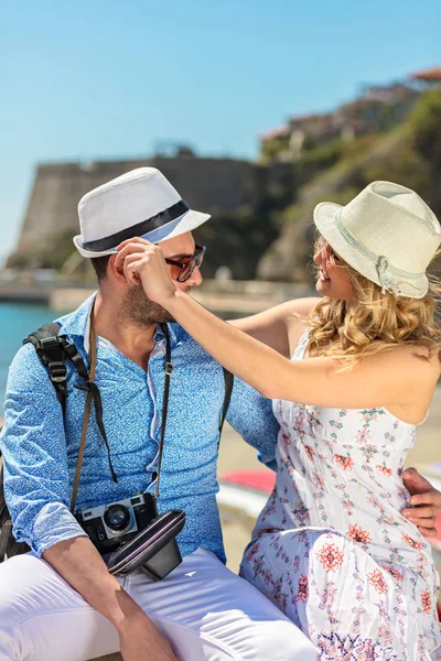 Turistas felizes descansando no doc enquanto exploram a cidade juntos . — Fotografia de Stock